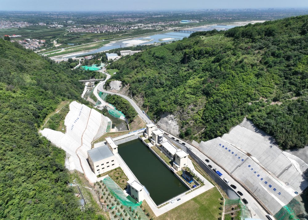 2023年7月16日，國家重大水利工程引漢濟(jì)渭工程成功實現(xiàn)先期通水，這是在陜西西安拍攝的黃池溝配水樞紐（無人機(jī)照片）。引漢濟(jì)渭工程全部建成投用后，可增加渭河入黃河水量年均6億至7億立方米。