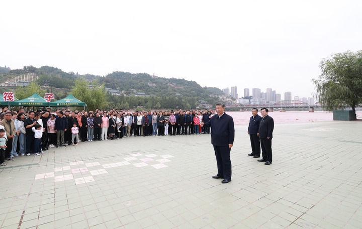 9月10日至13日，中共中央總書記、國(guó)家主席、中央軍委主席習(xí)近平在甘肅考察。這是11日下午，習(xí)近平在黃河蘭州中山橋段考察時(shí)，同在場(chǎng)的干部群眾親切交流。新華社記者 王曄 攝