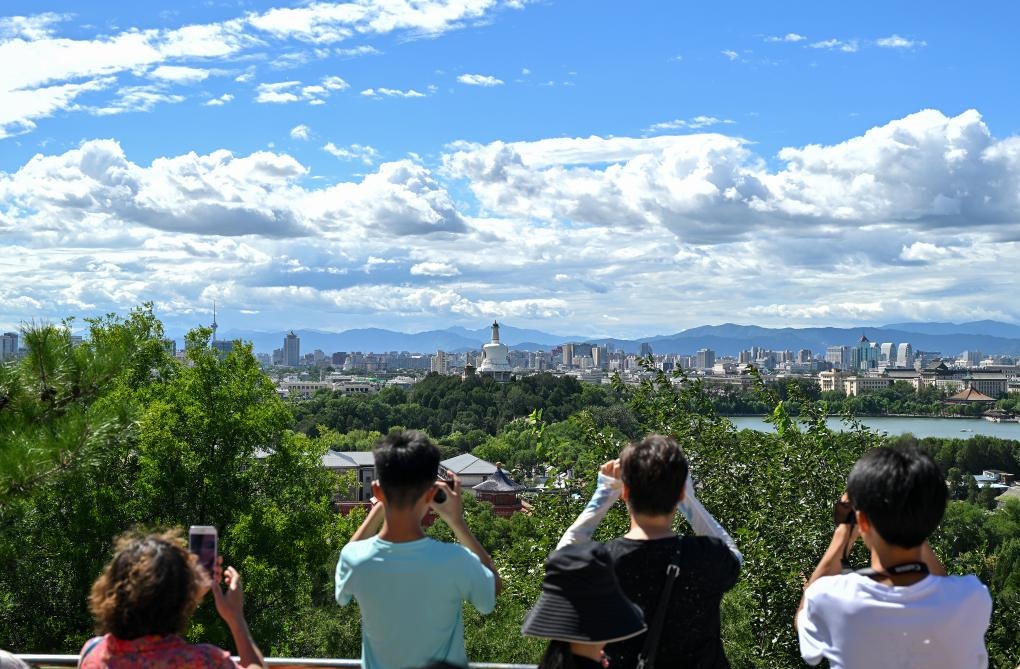 2024年8月12日北京天氣晴好，游客從景山上拍攝遠處的北海公園。新華社記者李鑫 攝