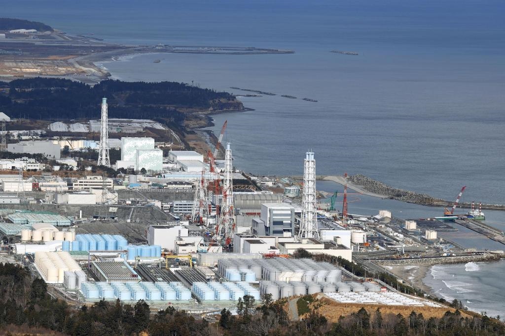 這是2021年1月8日拍攝的日本福島第一核電站和核污水儲水罐。（新華社/共同社）