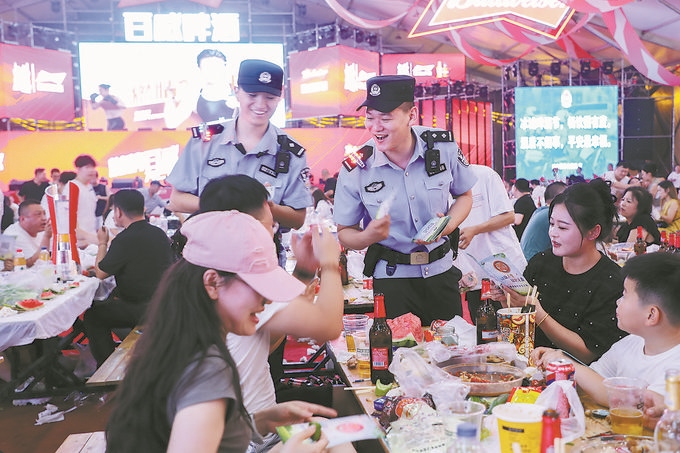 8月10日，黑龍江省哈爾濱市公安局松北分局民警輔警在啤酒大棚開展安全宣傳。史繼東攝