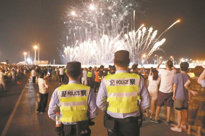 8月10日，黑龍江省哈爾濱市公安局松北分局民警輔警在啤酒大棚開展安全宣傳。史繼東攝