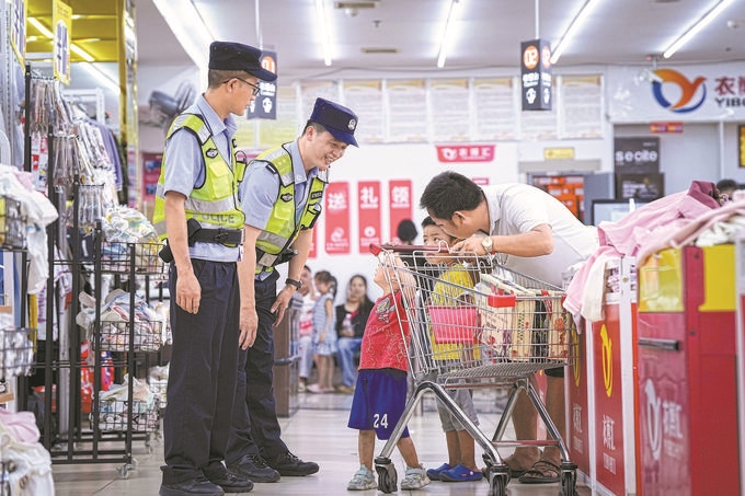 ?8月27日，貴州省凱里市公安局組織開展拉網(wǎng)式大排查，民警在超市和群眾交流。周國輝攝