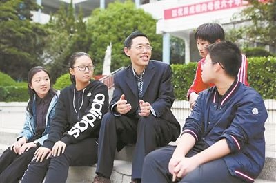 淮北市首批高層次人才儲備金獲得者、淮北市第一中學(xué)教師陳超（左三）在與學(xué)生交談?；幢笔形瞬殴ぷ骶止﹫D