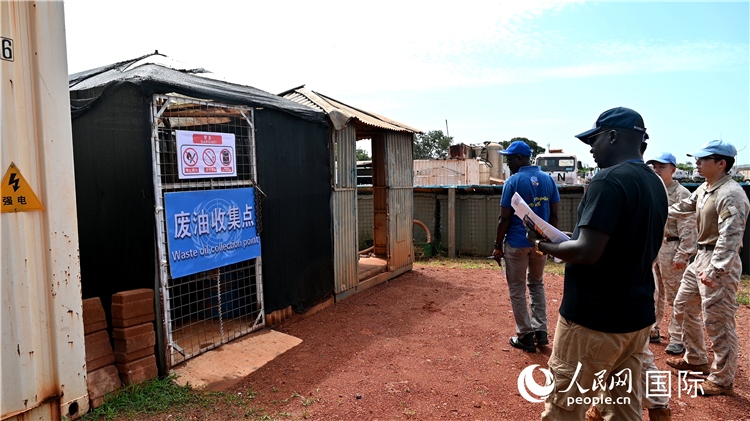 圖5 檢查廢棄油料收集點。王軍杰攝