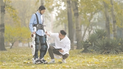 圖為天津大學(xué)科研人員正在對腦機(jī)接口外骨骼機(jī)器人開展功能測試。受訪者供圖