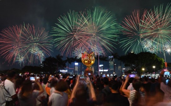 10月1日晚，香港國慶煙花匯演在維多利亞港舉行，慶祝中華人民共和國成立75周年。新華社記者 陳鐸 攝