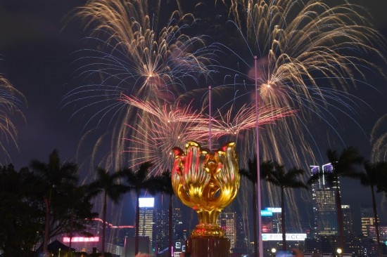 10月1日晚，香港國慶煙花匯演在維多利亞港舉行，慶祝中華人民共和國成立75周年。新華社記者 陳鐸 攝