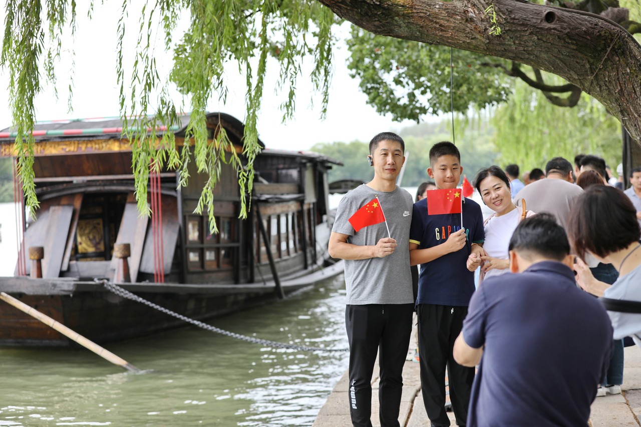 10月1日，市民在浙江省嘉興市南湖景區(qū)參加游園活動。新華社發(fā) 金鵬 攝