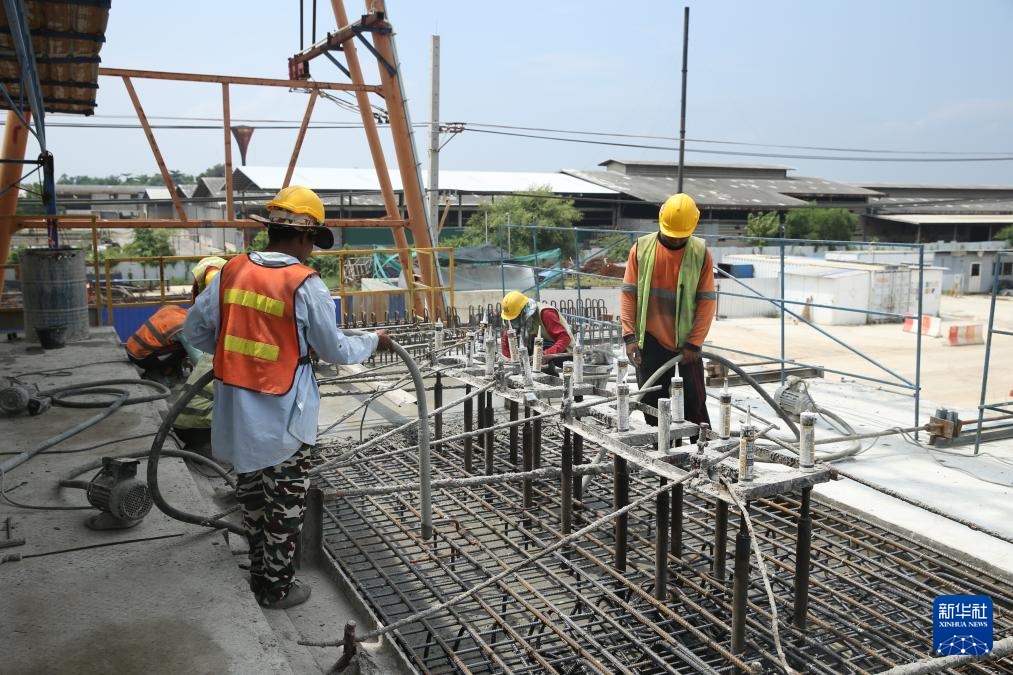 10月11日，工人在位于泰國大城府的中泰高鐵項目4-3標段施工現(xiàn)場作業(yè)。新華社記者 孫瑋彤 攝