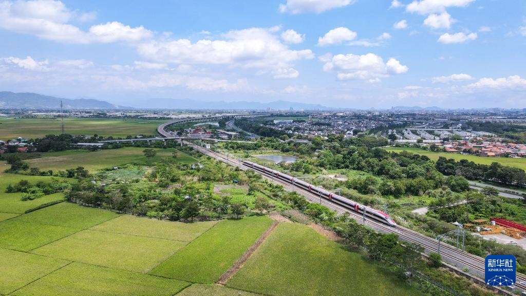 4月17日，在印度尼西亞萬隆，雅萬高鐵高速動車組列車行駛在雅萬高鐵沿線（無人機照片）。新華社記者 徐欽 攝