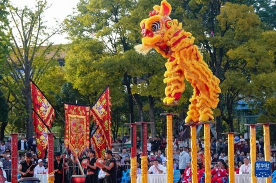 10月19日，云南魯木納龍獅藝術(shù)團(tuán)隊(duì)員在南獅高樁自選套路項(xiàng)目中比賽，最終他們獲得該項(xiàng)目銅獎(jiǎng)。