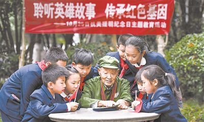 圖為89歲的抗美援朝老兵楊克美在向孩子們講述英雄故事。徐偉攝