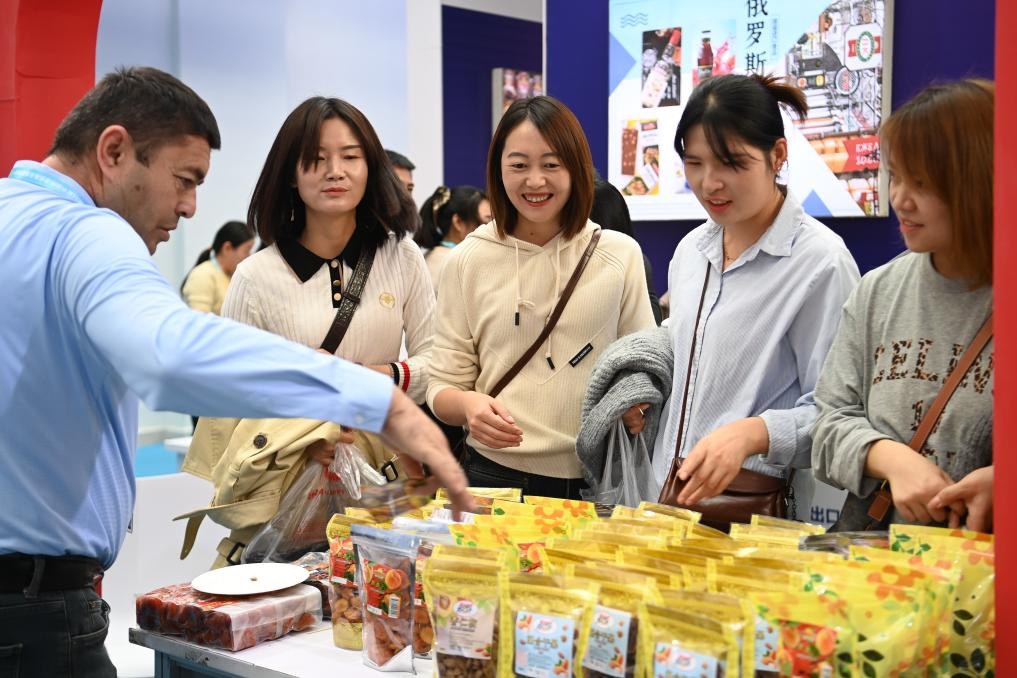 10月25日，觀眾在楊凌農(nóng)高會上合組織國家農(nóng)業(yè)展區(qū)了解農(nóng)產(chǎn)品。新華社記者 鄒競一 攝