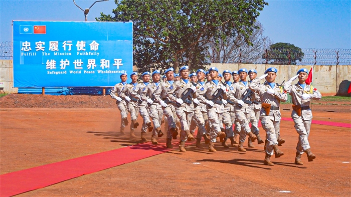 分列式接受各國(guó)來(lái)賓檢閱。王軍杰攝