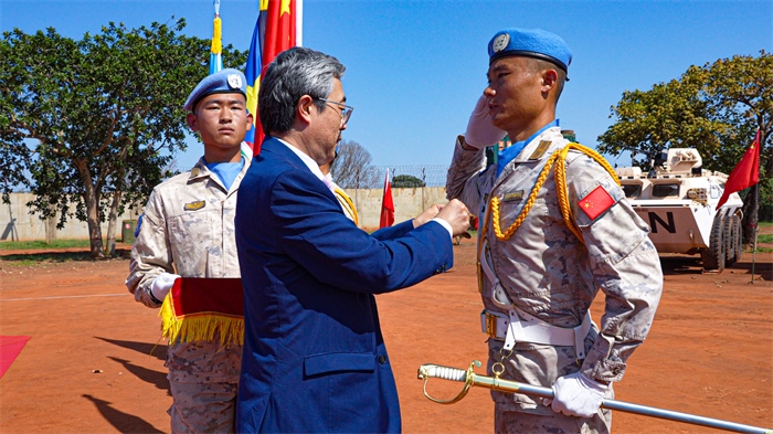 中國(guó)駐南蘇丹大使馬強(qiáng)為維和官兵授勛。謝坤攝