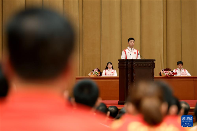 11月15日，乒乓球運動員馬龍（中）在報告會上發(fā)言。新華社記者 李明 攝