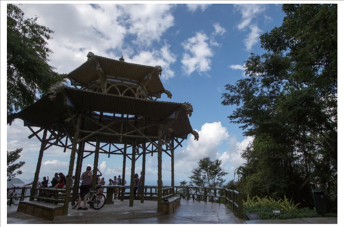 在巴西里約熱內(nèi)盧市內(nèi)的蒂茹卡國(guó)家森林公園里，有一座風(fēng)光獨(dú)一無(wú)二的觀景臺(tái)，名為“中國(guó)亭”，是為紀(jì)念曾經(jīng)在這里種植茶葉的中國(guó)茶農(nóng)而修建，如今已成為當(dāng)?shù)氐闹坝^。（圖源：新華社）