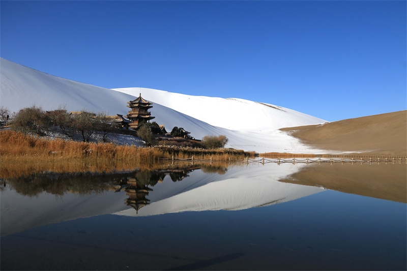 鳴沙山月牙泉景區(qū)雪景。敦煌市委宣傳部供圖，張曉亮攝