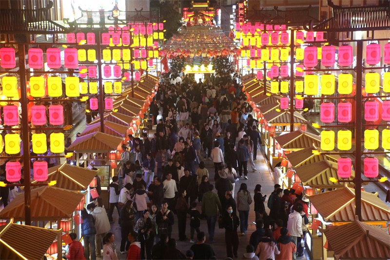 敦煌夜市。敦煌市委宣傳部供圖，張曉亮攝