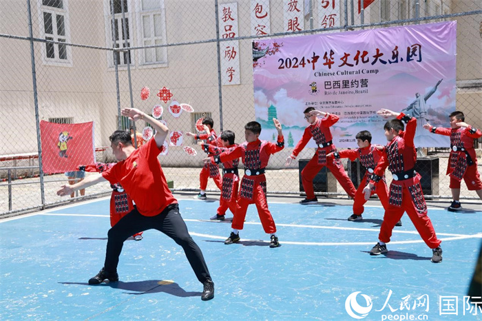 舞蹈《秦王點(diǎn)兵》通過生動(dòng)的舞步展現(xiàn)了千年前秦俑的雄威與風(fēng)采，氣勢(shì)磅礴，彰顯了古代中華軍魂。人民網(wǎng)記者 陳海琪攝