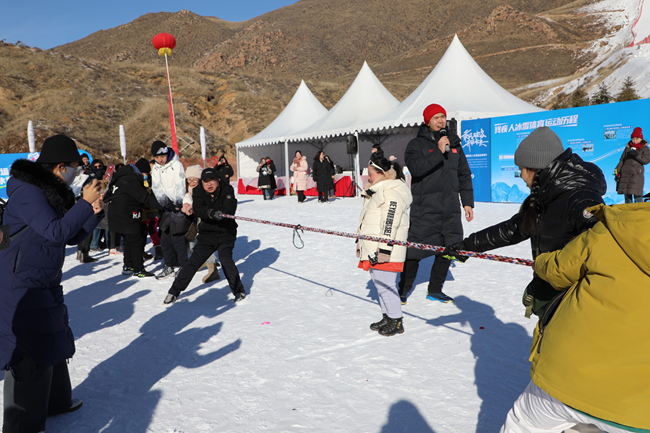 雪地拔河活動。內(nèi)蒙古自治區(qū)殘疾人聯(lián)合會供圖