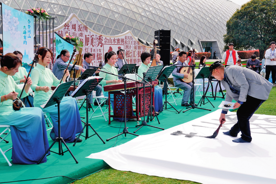 江南絲竹專場音樂會與書法家的地書表演在上海辰山植物園的“城市美育日”活動現(xiàn)場上演（2024 年 3 月 30 日攝）劉穎攝 / 本刊