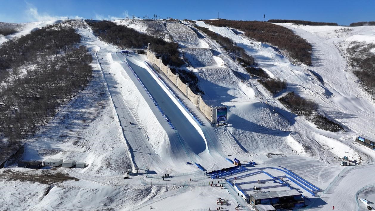 2024-2025賽季國(guó)際雪聯(lián)自由式滑雪和單板滑雪U型場(chǎng)地技巧世界杯比賽場(chǎng)地。人民網(wǎng)記者 李兆民攝