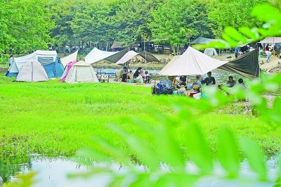 徑山鎮(zhèn)一家露營基地迎來眾多游客。新華社發(fā)