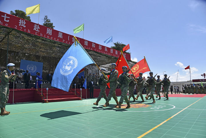 2024年4月9日，在剛果（金）南基伍省布卡武市的中國半島營區(qū)，中國第27批赴剛果（金）維和部隊(duì)官兵被授予聯(lián)合國“和平勛章”。新華社發(fā)（中國第27批赴剛果（金）維和部隊(duì)供圖）