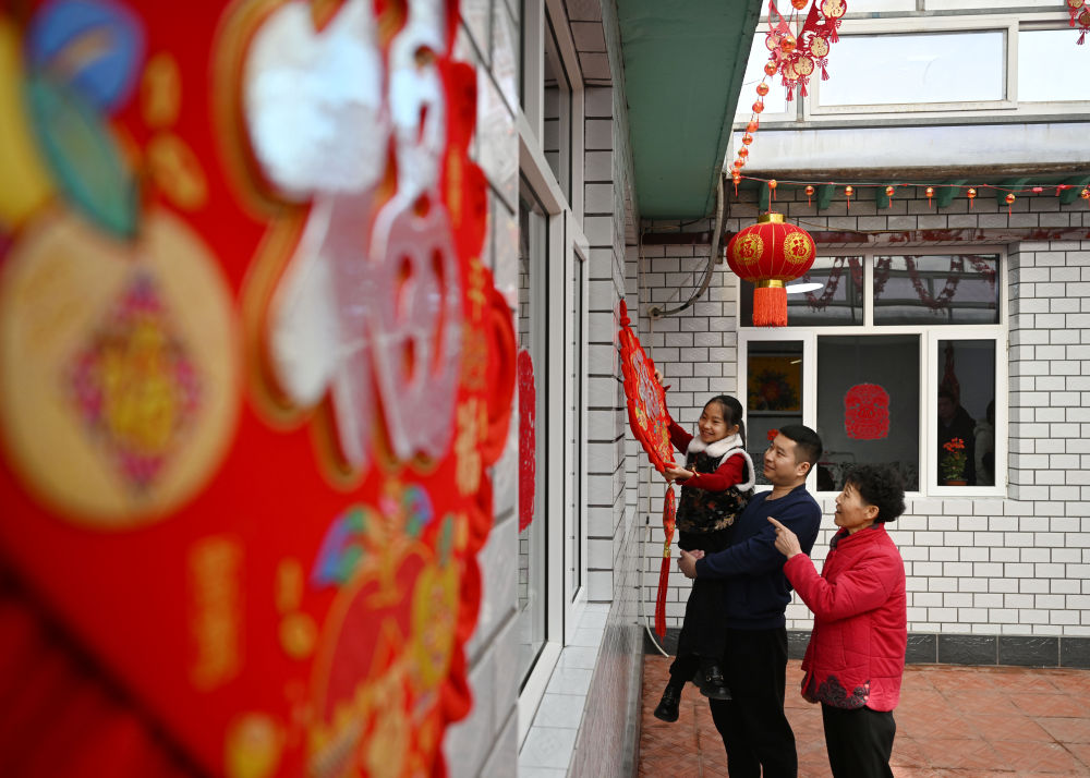 天津市西青區(qū)辛口鎮(zhèn)第六埠村村民在院子里掛“?！弊郑?024年2月1日攝）。新華社記者 趙子碩 攝