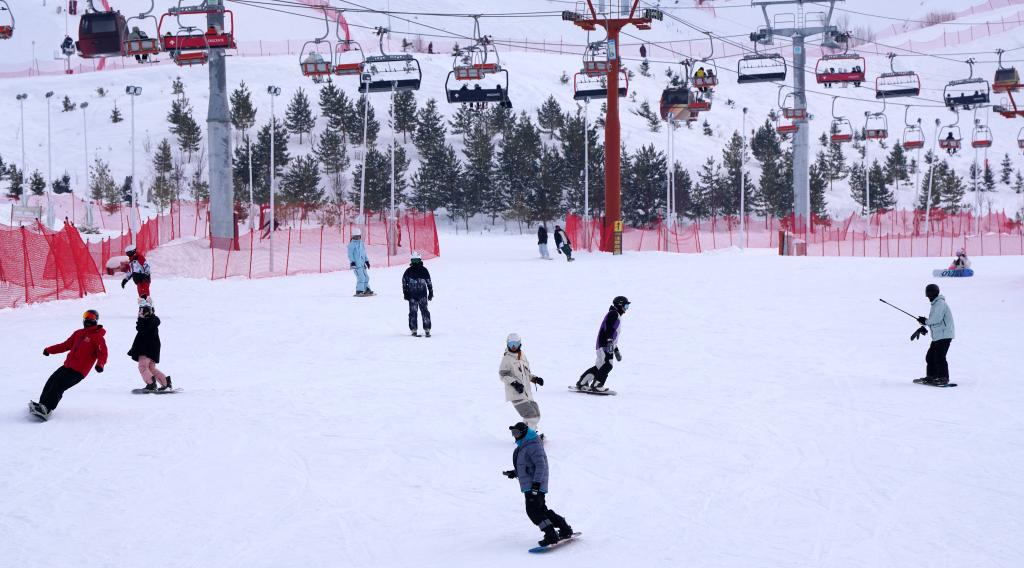 2025年1月8日，滑雪愛好者在新疆阿勒泰市將軍山滑雪場的雪道上滑行。新華社記者 張嘯誠 攝