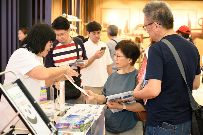 當?shù)鼐用褡稍冎袊┞糜雾椖??；顒又鬓k方供圖