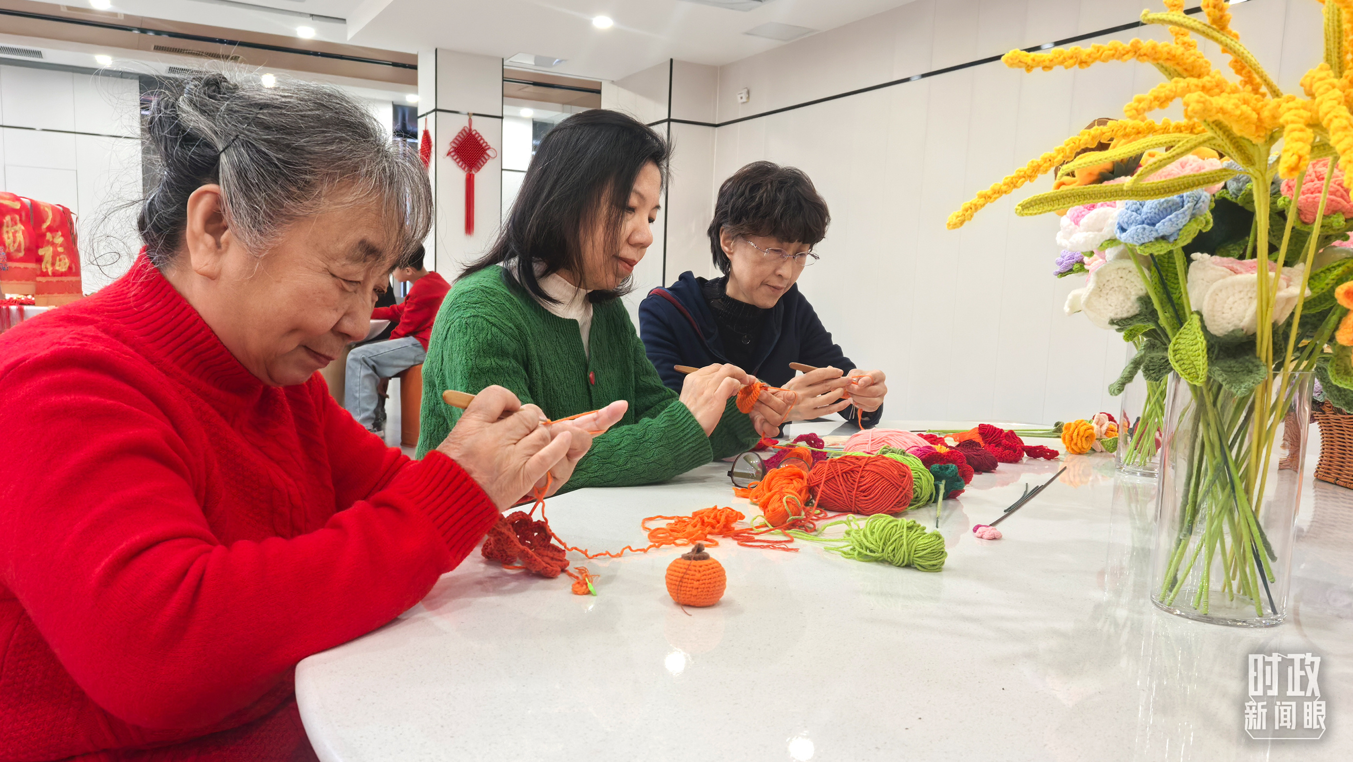 長安社區(qū)黨群服務中心里，居民們正在制作手工藝品。（總臺央視記者鐘銳拍攝）