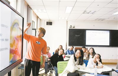 圖為青海民族大學(xué)師范學(xué)院學(xué)生使用互動(dòng)屏幕進(jìn)行課堂交流。新華社記者 張龍攝