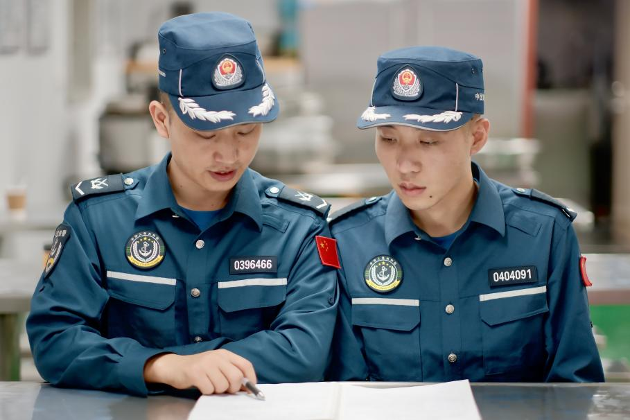 1月27日，中國(guó)海警海鷗艦執(zhí)法員研習(xí)設(shè)備維修保養(yǎng)案例。