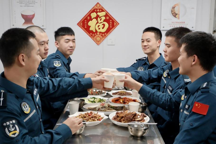 1月28日，在中國(guó)海警海鷗艦上，執(zhí)法員們聚餐慶祝農(nóng)歷春節(jié)。