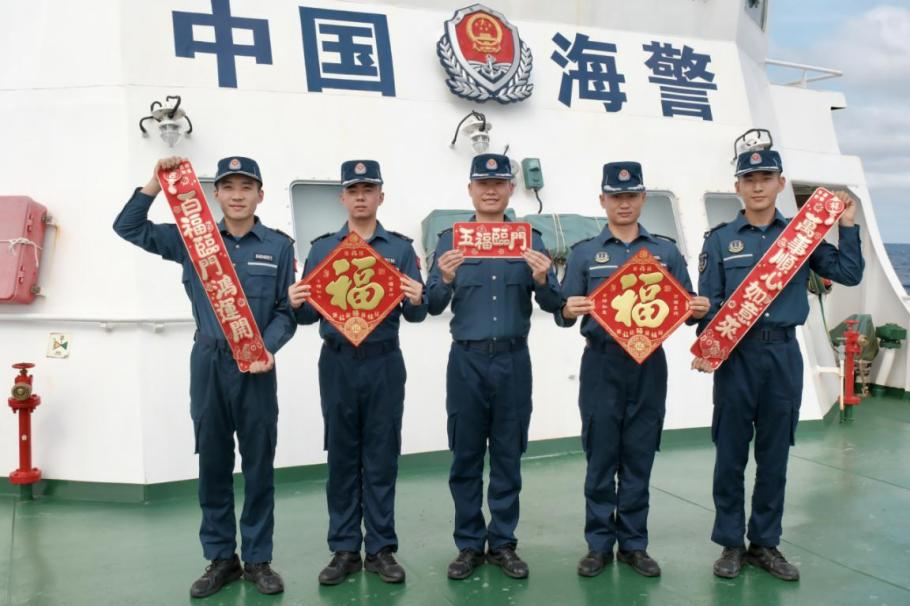 1月27日，中國(guó)海警海鷗艦執(zhí)法員們展示春聯(lián)福字，慶祝農(nóng)歷春節(jié)。