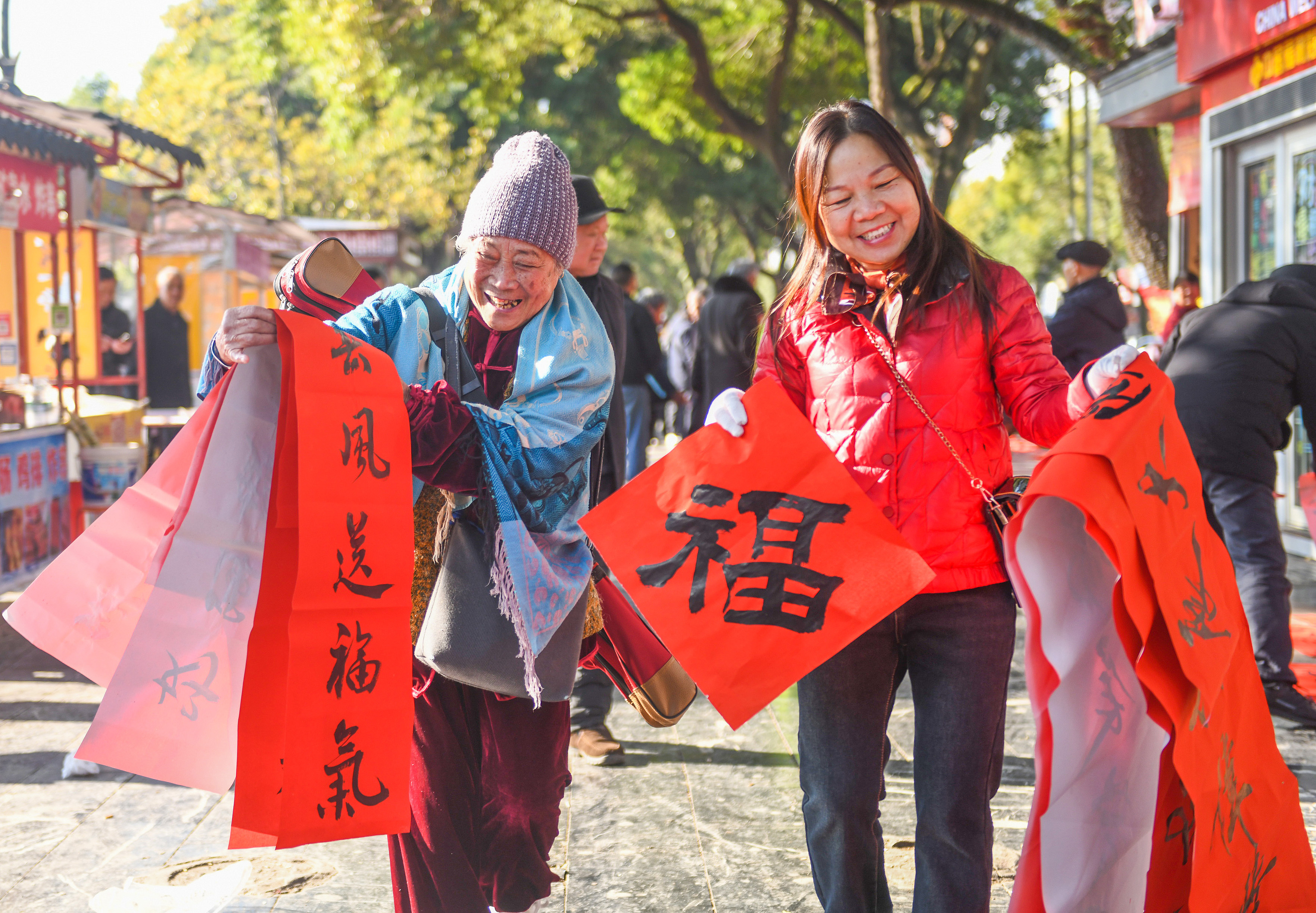 2025年1月13日，在湖南省永州市道縣西洲公園義工崗?fù)?，市民們領(lǐng)到了書法志愿者為大家書寫的春聯(lián)。