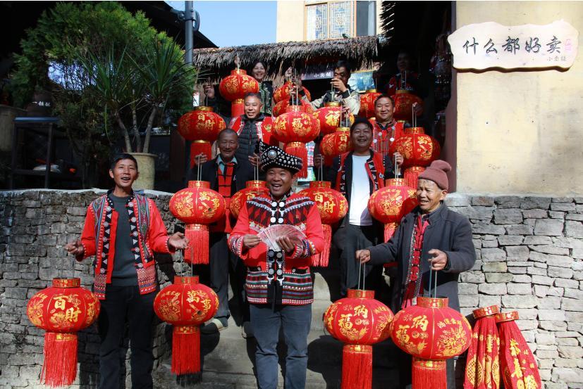 云南騰沖司莫拉佤族村村民歡歡喜喜過(guò)新年。