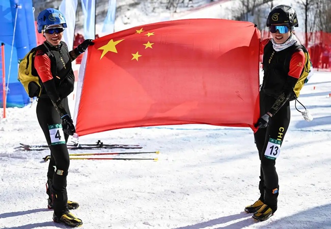 2月9日，中國(guó)隊(duì)選手次旦玉珍（左）與隊(duì)友于婧萱慶祝勝利。新華社記者 謝劍飛攝